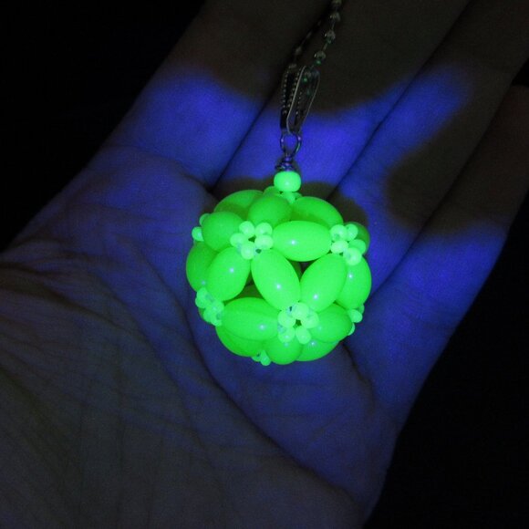 Uranium glass beaded bead - Picture 1 of 12